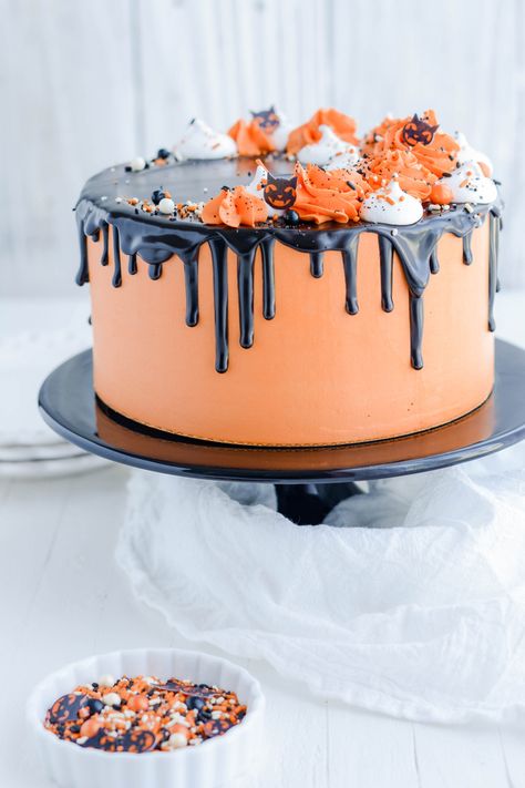 Devils Food Cake Decorating Ideas, Halloween Sprinkle Cake, Halloween Chocolate Cake Decoration, Halloween Round Cakes, Halloween Round Cake Ideas, Layer Cake Filling, Candy Eyeballs, Cake Pedestal, Orange Frosting