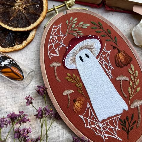 Fall Halloween Embroidery, Easy Fall Embroidery Patterns, Cute Fall Embroidery, Ghost Embroidery Pattern, Fall Embroidery Ideas, Halloween Embroidery Ideas, October Embroidery, Horror Embroidery, Spooky Embroidery