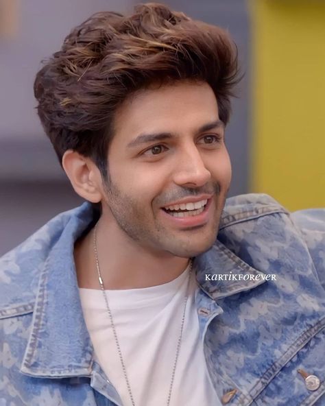 Kartik Aryaan Actor, Kartik Aaryan Hairstyle, Karthik Aryaan, Ias Upsc Wallpapers, Karthik Aaryan, Poses Family, Kartik Aaryan, Handsome Celebrities, Indian Actors