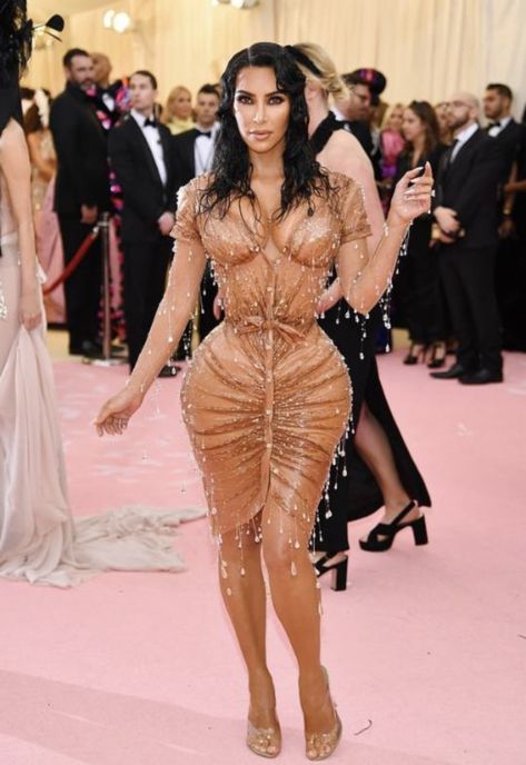 Estilo Kim Kardashian, Wet Look Dress, Estilo Kardashian, Met Gala Outfits, Met Gala Dresses, Gala Looks, Gala Outfit, Kardashians Jenner, Natasha Lyonne