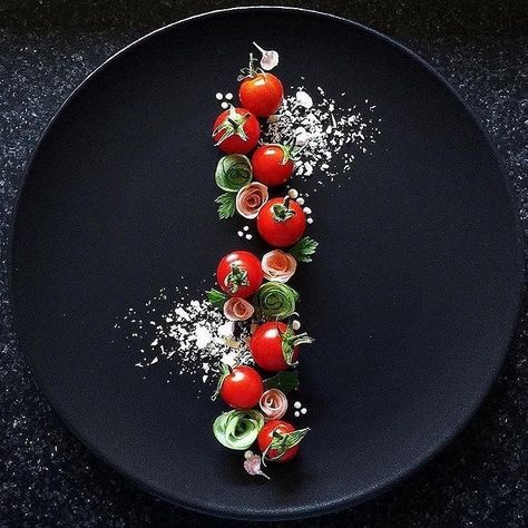 ... Food Plating Design, Tomatoes Garden, Fine Dining Plating, Food Presentation Plates, Food Plating Techniques, Michelin Star Food, Fine Dining Recipes, Black Food, Garden Salad