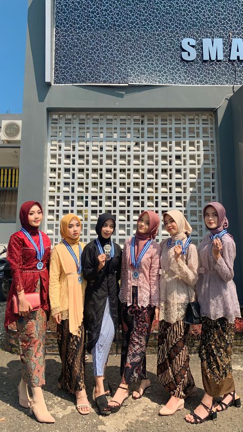 Ootd Wisuda Hijab, Ootd Kebaya Hijab Modern, Dress Perpisahan Sekolah, Kebaya Wisuda Hijab Graduation, Model Kebaya Wisuda, Kebaya Wisuda Hijab, Mix And Match Outfits Hijab, Pengantin Modern, Ootd Hijab Casual