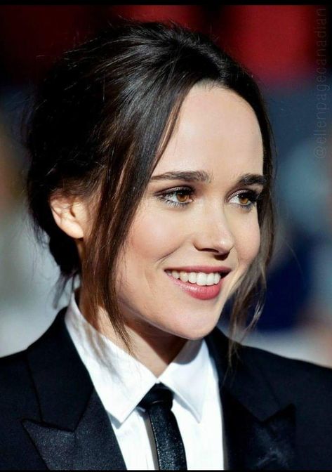 Ellen Page is an award-winning actress, activist, and inspiration. She is known for her roles in Juno, Inception, and The Umbrella Academy. #EllenPage #Actress #Activist . #Ellen_Page #Canadian_Actresses #Actrices_Hollywood #Androgynous_Fashion Elliott Page, Elliot Page, Ellen Page, Canadian Actresses, Actrices Hollywood, Androgynous Fashion, Celebrity Portraits, Umbrella Academy, Custom Portrait