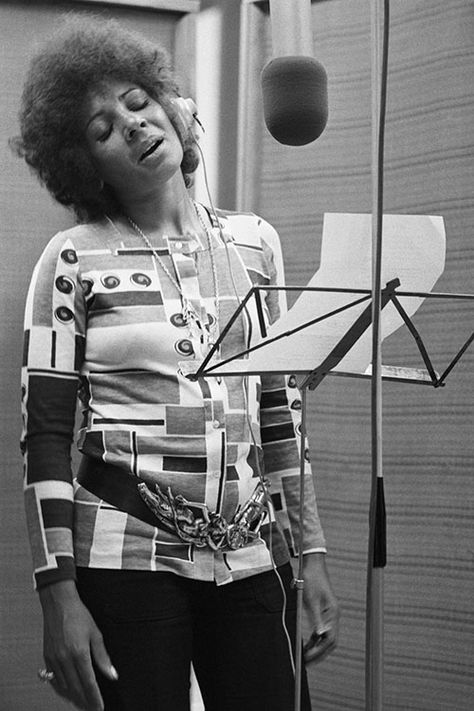 Welsh singer Shirley Bassey records the James Bond theme ‘Diamonds Are Forever’ in a recording studio in London, 1971. James Bond Theme, Helter Skelter, Shirley Bassey, Diamonds Are Forever, Aldous Huxley, Iconic Images, The James, Recording Studio, Save My Life