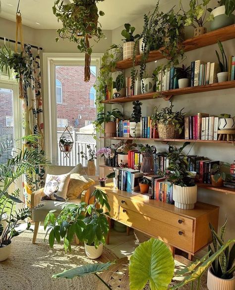 Cozy Plant Living Room, Boho Library, 1930s Living Room Ideas, Ideas For Floating Shelves, Cool Room Decor, Home Design Inspiration, Stair Decor, Home Decor Living Room, Apartment Decor Inspiration