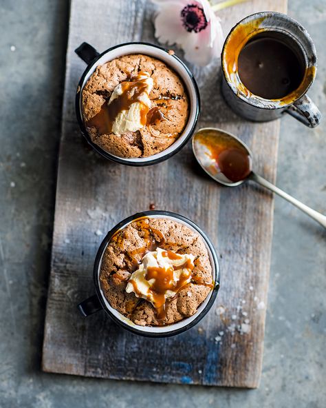 Warm Nutella puddings with chocolate caramel - delicious. magazine Chocolate Caramels Recipe, Nutella Pudding, Fudge Cheesecake, Cheesecake Pancakes, Toffee Pudding, Sticky Toffee Pudding, Cake Mug, Make Ahead Lunches, Delicious Magazine