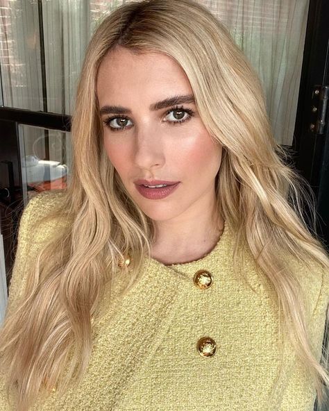 Emma Roberts Makeup, Emma Roberts Hair, Fresh Makeup Look, Contouring Techniques, Beauty Blender Sponge, Powder Contour, Fresh Makeup, How To Apply Blush, Celebrity Makeup Artist