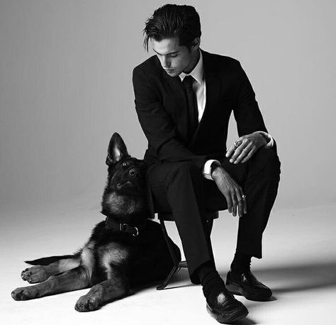 Dylan Rieder with his German Shepherd Dylan Rieder, Vijay Actor, Human Poses Reference, Hipster Outfits, Human Poses, Body Reference, Male Poses, 영감을 주는 캐릭터, Pose Reference Photo