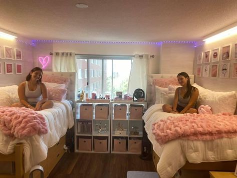 Small Room Decor For Two Sisters, Aesthetic Dorm Room Ideas Two People, Pink And Grey Dorm Room Ideas, Dorm Room Ideas 2 People, Dorm Inspiration Pink, Dorm Room Ideas Black Girls College, Pink And White Dorm, Pink College Dorm Room Ideas, Dorm Room Ideas For Girls College