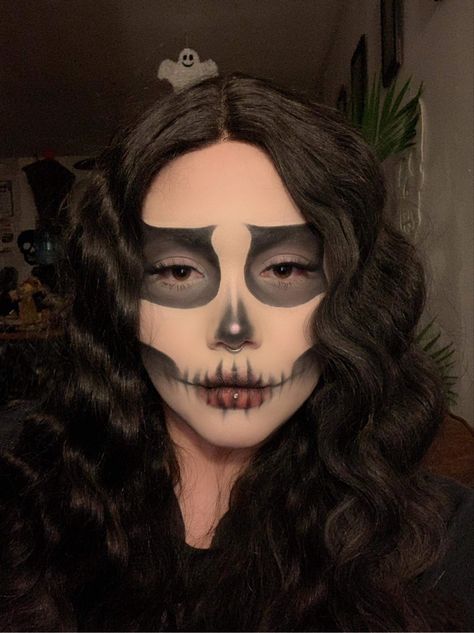 Girly Skeleton Makeup, Easy Skeloten Makeup, Halloween Mackup Ideas, Skeleton Make Up Look, Skeleton Girl Makeup, Ghoul Makeup Halloween, Baddie Skull Makeup, Chicano Clown Makeup Men, Holloween Makeup Skeleton