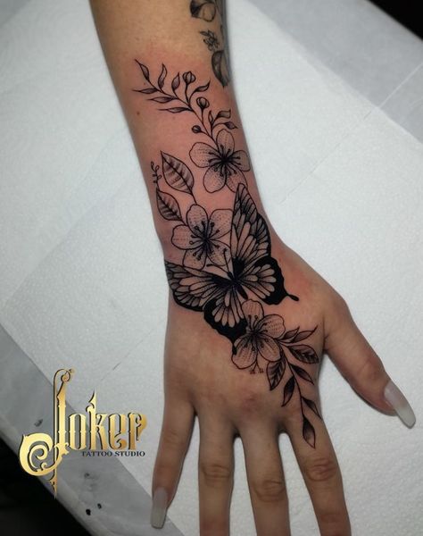 Female Sleeve Tattoos, Couple Wrist Tattoos, Sleeve Tattoos Ideas, Maching Tattoos, Butterfly Hand Tattoo, Arm Sleeve Tattoos For Women, Hand Tattoos For Girls, Cute Hand Tattoos, Neck Tattoos Women