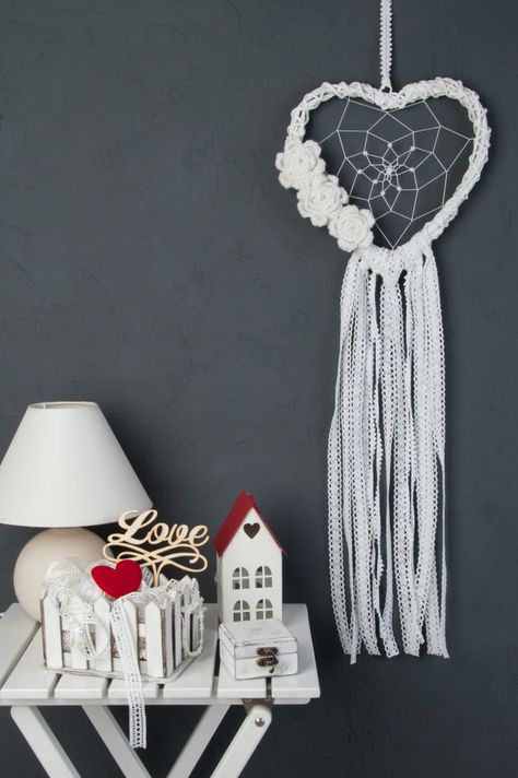 Heart Shaped Dream Catcher, Photo Background Wedding, Heart Dream Catcher, Doily Dream Catchers, Lace Dream Catchers, Background Wedding, Macrame Dream Catcher, White Bedroom Decor, Crochet Dreamcatcher