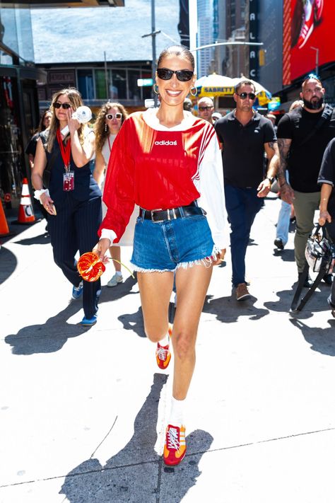 Adidas Shorts Outfit, Model Off Duty Style 90s, Model Off Duty Aesthetic, Adidas Shorts Women, Adidas Sl 72, Off Duty Outfits, Models Off Duty Style, Bella Hadid Outfits, 90s Model