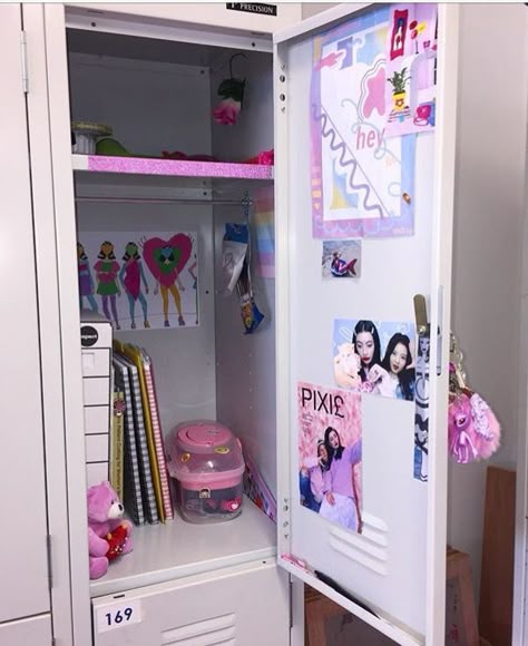 Locker Posters Aesthetic, Pink Locker Ideas, Lookers Ideas Lockers, Locker Interior Design, Loker Ideas Schools, School Locker Decorations Aesthetic, Locker Ideas Aesthetic, Locker Inspo Aesthetic, Decorated Locker