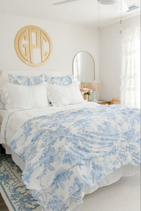 Classic Coastal Bedroom, Coastal Grandaughter Bedrooms, Bedroom Ideas Coastal Granddaughter, Small Preppy Room, Room Ideas Blue And White, Costal Bedroom Idea, Blue Preppy Room, Blue And White Dorm, Coastal Granddaughter Bedroom