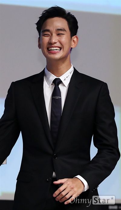 Kim Soo Hyun All Smiles and More Smiles at the Press Conference for Thriller Movie Real | A Koala's Playground Kim Soo Hyun Smile, Kim Soo Hyun Abs, Kim Soo Hyun Real, Soo Hyun Kim, Kim Soohyun, Hallyu Star, Jung So Min, Thriller Movie, Soo Hyun