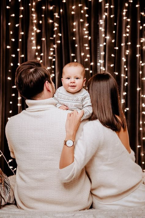 Christmas Pictures Family Of 3, Christmas Photo Baby Ideas, Christmas Pjs Family Picture Ideas Outdoor, Christmas Photo Ideas Family, Family Christmas Pictures Inside, Christmas Photos Ideas For Family, Family Christmas Pictures Studio Mini Sessions, Baby Christmas Photos Family, Christmas Family Photos Indoor Studio