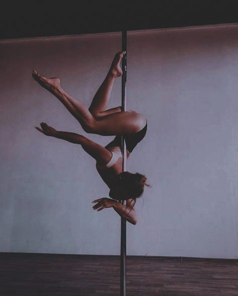 Pole Astethic, Pole Dance Astethic, Pole Studio Aesthetic, Pole Dance Inspiration, Pole Dance Ayesha, Pole Dance Performance, Floor Pole Poses, Pole Picture Poses, Pole Studio Home