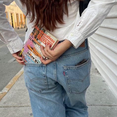 Emma Chamberlain, Girl Reading, Look At You, Gilmore Girls, Book Aesthetic, Dream Life, Mood Boards, Book Club, Book Worms