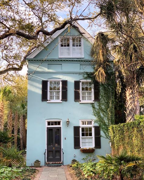 Blue Brick House Exterior, Light Blue House Exterior, Light Blue Houses, Stucco Homes, Pintura Exterior, Cottage Exterior, Brick Exterior House, Beach Cottage Decor, Pink House