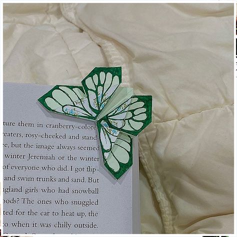 Add a touch of beauty to your life with this butterfly origami guide. Cute Paper Bookmark Ideas, Paper Butterflies Aesthetic, Handmade Bookmarks Diy Butterfly, Cute Bookmarks Diy Origami, Cute Bookmarks Aesthetic, Butterfly Markbook, Origami Butterfly Aesthetic, Green Aesthetic Bookmark, Butterfly Paper Bookmark