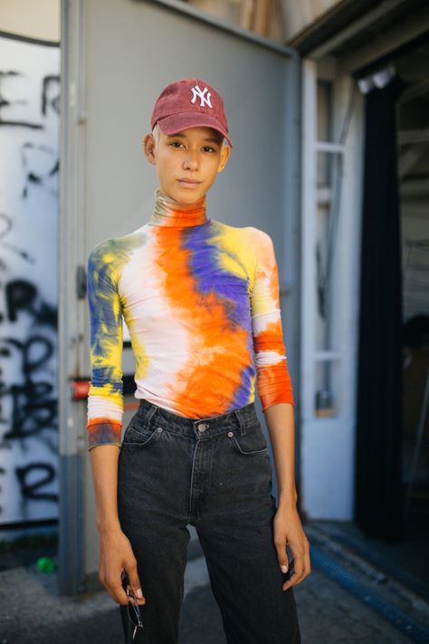 Tie Dye Street Style, Top Photoshoot, Painted Clothes Diy, Street Style 2018, Tie Dye Fashion, Paris Fashion Week Street Style, The Best Street Style, Painted Clothes, Style Looks