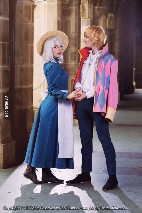 Howl And Sophie Halloween Costume, Howl Sophie Cosplay, Couples Anime Cosplay, Howl And Sophie Costume, Cosplay Duo Ideas Anime, Howl And Sophie Cosplay, Cosplay Duo Ideas, How's Moving Castle, Matching Cosplays