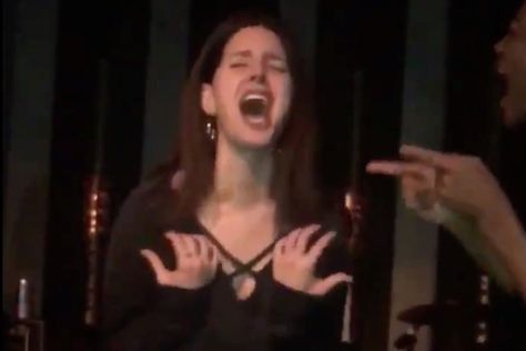 Watch Lana Del Rey do Lana Del Rey songs at karaoke with Lana Del Rey fans Lana Del Rey Screaming, Funny Lana Del Rey Pictures, Lana Del Rey Reaction Pics, Lana Del Rey Middle Finger, Lana Del Rey Funny Pics, Lana Del Rey Crying, Lana Del Rey Funny, Lana Del Rey Singing, Spam Pfps