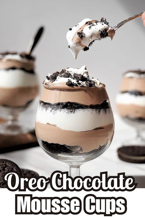 These dessert cups with oreo and chocolate mousse are perfect for special occasions! Fancy Dirt Cups, Chocolate Mousse Cups Recipe, Oreo Trifle Cups, Crushed Oreo Dessert, Easy Oreo Mousse, Layered Mousse Cups, Chocolate Walk Ideas, Chocolate Cup Desserts Ideas, Chocolate And Vanilla Pudding Dessert