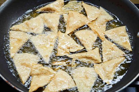 How To Fry Tortilla Chips, Deep Fried Tortilla Chips, How To Fry Tortillas, How To Make Tortilla Chips, Tortilla Pan, Fried Tortilla Chips, Fried Corn Tortillas, Tortilla Chip Recipe, Torta Recipe