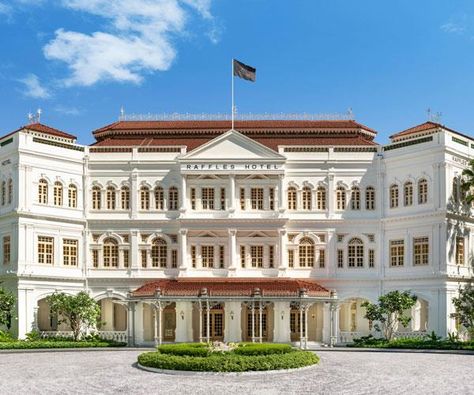 After a two-year closure and head-to-toe renovation, the Singapore national treasure is back and more beautiful than ever. GT checks in. Raffles Singapore, Luxurious Train, Rovos Rail, Raffles Hotel Singapore, Raffles Hotel, Singapore Sling, Singapore Hotels, Beach Road, Wet Bars