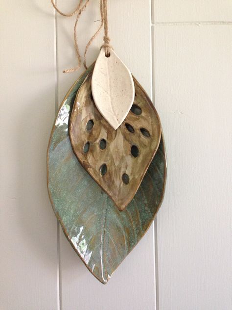 Hanging leaves Pottery Leaves, Hanging Leaves, Diy Clay, Bunting, Design Projects, Projects To Try, Weaving, Wall Hanging, Ceramics