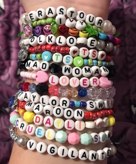 Besties Bracelet Diy, Eras Friendship Bracelet Ideas, Eras Bracelet, Swift Bracelets, Cute Friendship Bracelets, Swift Concert, Taylor Swift Tour Outfits, Friendship Bracelets Designs, Tour Outfits