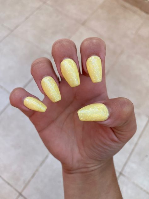 Yellow Sparkly Nails, Yellow Sparkle Nails, Yellow Nails With Glitter, Yellow Glitter Nails, Glitter Gel Nail Designs, Dip Nail Colors, Formal Nails, Yellow Glitter, Glitter Gel Nails