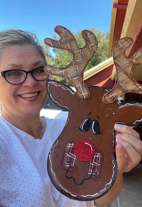 Painted Reindeer Faces On Wood, Reindeer Faces On Wood, Reindeer Painting, Painted Reindeer, Reindeer Faces, Reindeer Crafts, Fall Crafts Decorations, Reindeer Diy, Moose Crafts