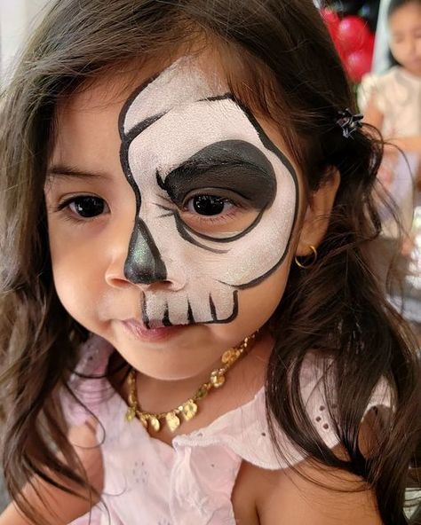 Glitter Goose (Genevieve) on Instagram: "I love it when a girl in a frilly pink dress asks for a skull. 😁💀 (Painting for @upupandawayfacepaint )" Easy Skull Face Paint For Kids, Skull Face Paint, Simple Skull, Face Painting Easy, Kids Face Paint, Amazing Halloween Makeup, Skull Painting, Halloween Costumes Makeup, Skull Face