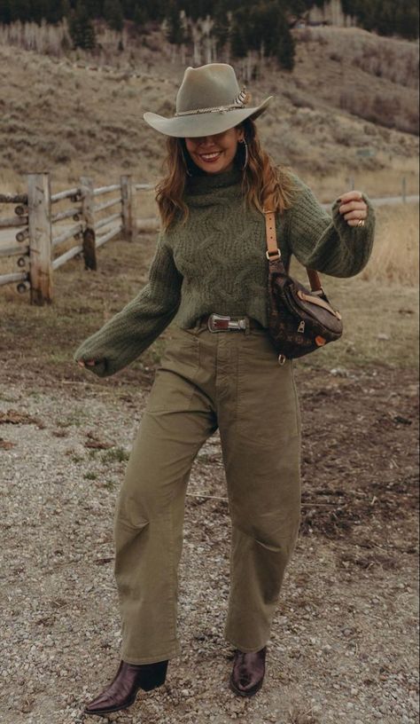 Countryside Outfit Winter, Autumn Western Outfits, Santa Fe Outfits Winter, Winter Safari Outfits, Farmer Chic Outfits, Western Esthetics, Western Fall Aesthetic, Winter Farm Outfit, Brown Western Outfit