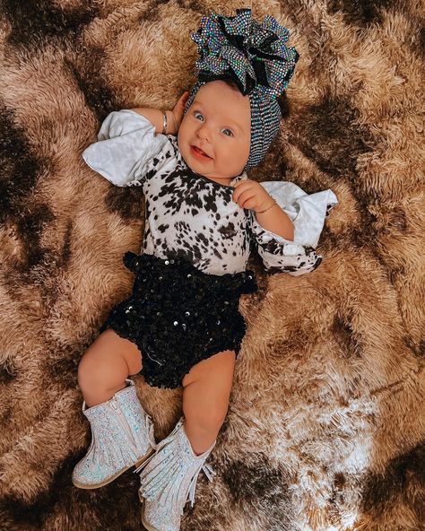 Western girl 🐄 Mommy And Me Cowgirl Outfits, Country Baby Outfits Girl, Baby Girl Western Outfits, Western Baby Girl Outfits, Western Baby Outfits, Western Christmas Outfits, Baby Cowgirl Outfits, Western Baby Girls, Country Baby Girl