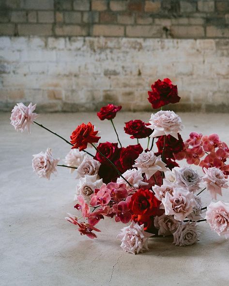 Pink And Burgundy Wedding, Burgundy Wedding Flowers, Sweet Wedding Favors, Pink Centerpieces, Modern Wedding Ceremony, New Years Wedding, Wedding Lookbook, Red Wedding Flowers, Winter Wedding Flowers