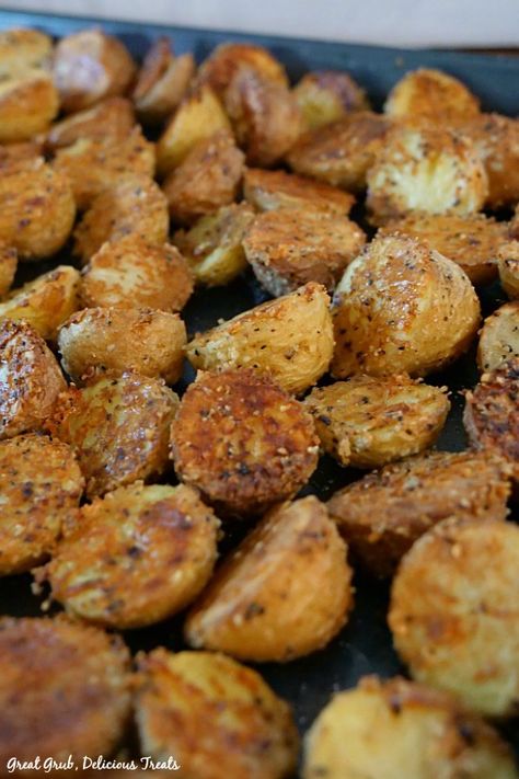 Mini Parmesan Baked Potatoes are crispy, baked and delicious mini potatoes. Baby Dutch Yellow Potatoes Recipes Oven, Baking Mini Potatoes In Oven, Miniature Potatoes Recipe, Tiny Yellow Potatoes, Small Patotoes Recipes, What To Make With Small Potatoes, Parmesan Baked Potatoes Halves, Baker Potatoes Oven Baked, Recipes For Tiny Potatoes