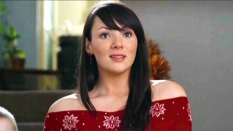 3 Martine McCutcheon Looks From 'Love, Actually' I'm Still Obsessing Over 10 Years Later Love Actually Outfits, Martine Mccutcheon, Rowan Atkinson, Black Cashmere Sweater, Keira Knightly, Hugh Grant, Emma Thompson, Red Jumper, Liam Neeson