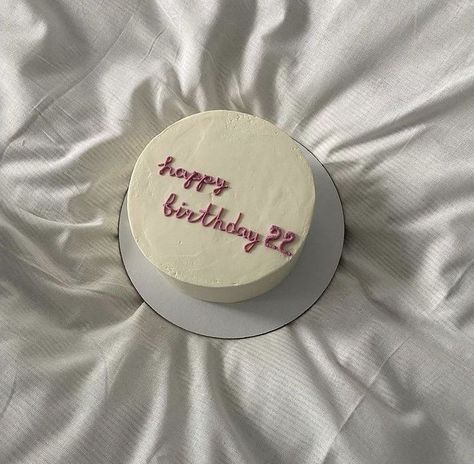 Asthetic Cakes Girl, Bento Cake 22 Birthday, Cake Asthetic Picture, Simple Birthday Cake Designs, Happy Birthday 19, Happy Birthday 22, 21st Birthday Quotes, Birthday Cake Greetings, Birthday Balloons Pictures