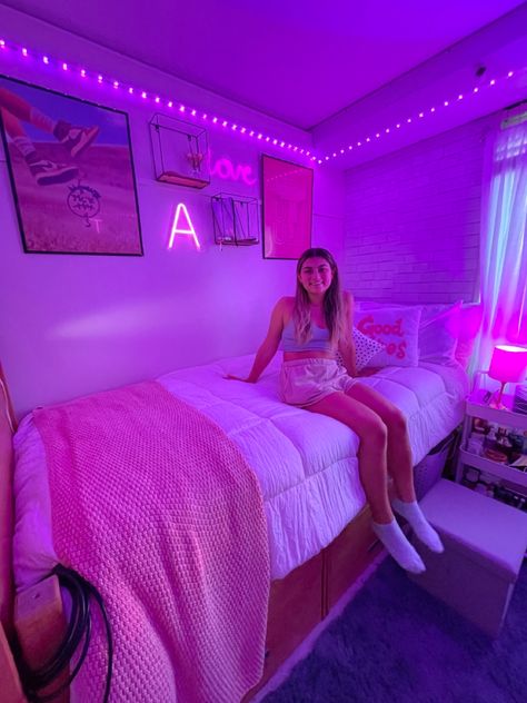 Dorm Room With Led Lights, Poster Wall Dorm Room, Umiami Dorm Room, College Dorm Room Ideas Led Lights, Party Dorm Room Ideas, Dorm Room Ideas Neon, Dorm Room Designs Modern, Led Dorm Room, Neon Dorm Room Aesthetic