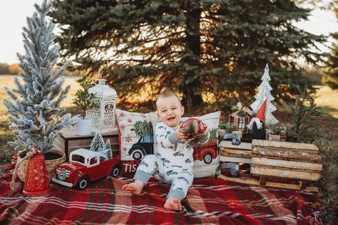 Christmas Pajamas Photoshoot Outdoors, Christmas Picnic Photoshoot, Christmas Outdoor Photos, Christmas Mini Set Up, Simple Christmas Photoshoot Outdoor, Christmas Mini Shoot Outdoor, Outdoor Christmas Minis, Country Christmas Photoshoot, Christmas Photoshoot Setup Ideas