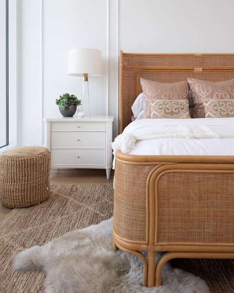 Arhaus on Instagram: “Layers upon layers of different texture and materials make a bedroom downright dreamy. 🥰 #ArhausDesigner @lddesigning…” Organic Bedroom Design, Bedroom Rugs Under Bed, Rug Under Bed, Modern Organic Bedroom, Nature Inspired Bedroom, Organic Bedroom, Bungalow Bedroom, Stylish Bedroom Decor, Spanish Bungalow