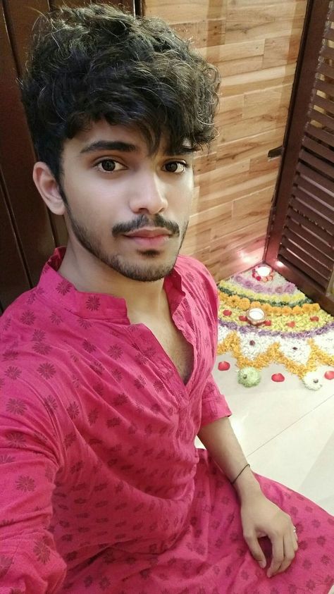 Indian Men Model, Indian Man Pfp, Normal Boy Pic, Indian Profile Picture, Cute Indian Boys Pics, Aesthetic Indian Boy, Handsome Boys Indian, Random Indian Guy, Boys In Kurta