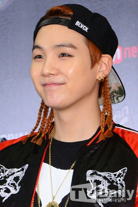 I don't like the braids on Suga, what was that stylist thinking? Jay Versace, Bts Wattpad, Bts Predebut, G-dragon, Kpop Hair, Mama Awards, Min Yoongi Bts, Pre Debut, Min Suga