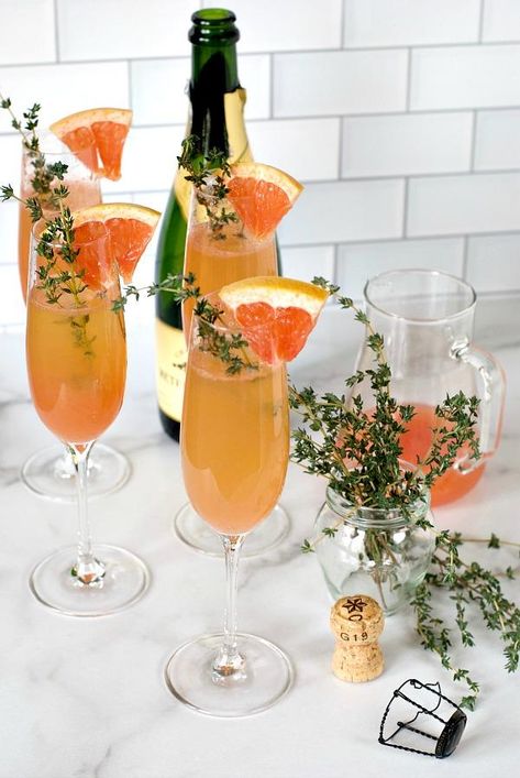 Fancy Brunch Birthday Party, Open House Cocktail Party, Cute Brunch Drinks, Mimosa Themed Party, Sunday Brunch Party, High End Brunch Ideas, Mimosa Bar Aesthetic, Boozy Brunch Party, Brunch Bachelorette Party Ideas