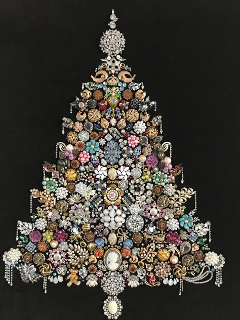 Christmas Tree Jewelry Trees, How To Make Vintage Jewelry Tree, Broach Tree Jewelry Art, Jeweled Pictures Art, Costume Jewelry Tree, Vintage Jewelry Tree Diy, Antique Jewelry Christmas Tree, Christmas Tree From Old Jewelry, Brooch Tree Vintage Christmas