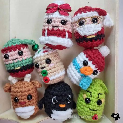 No-sew Crochet Mrs. Claus - Free crochet pattern - Natalina Craft Holiday Crochet Amigurumi, Tiny Christmas Crochet Pattern, Santa Crochet Pattern, Mini Christmas Amigurumi, Crochet Christmas Characters, Easy Christmas Amigurumi, Easy Christmas Amigurumi Free Pattern, No Sew Christmas Crochet, Crochet Christmas Gifts Ideas